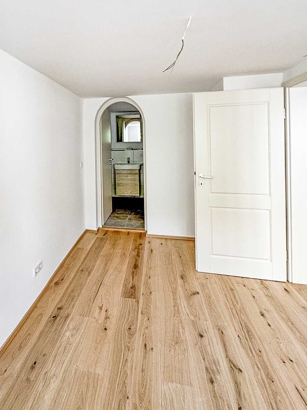 Schlafzimmer mit Zugang zum Badezimmer-2