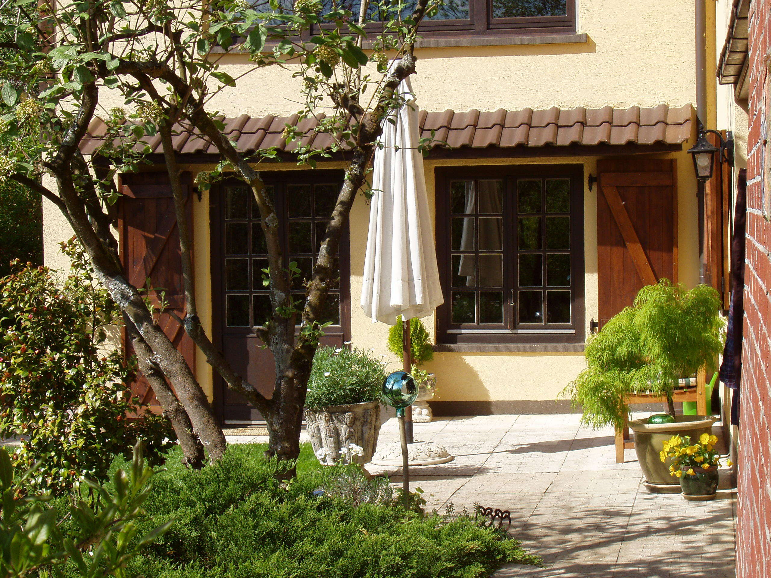 Blick Richtung Schlafzimmer Tür und Fenster in den Garten