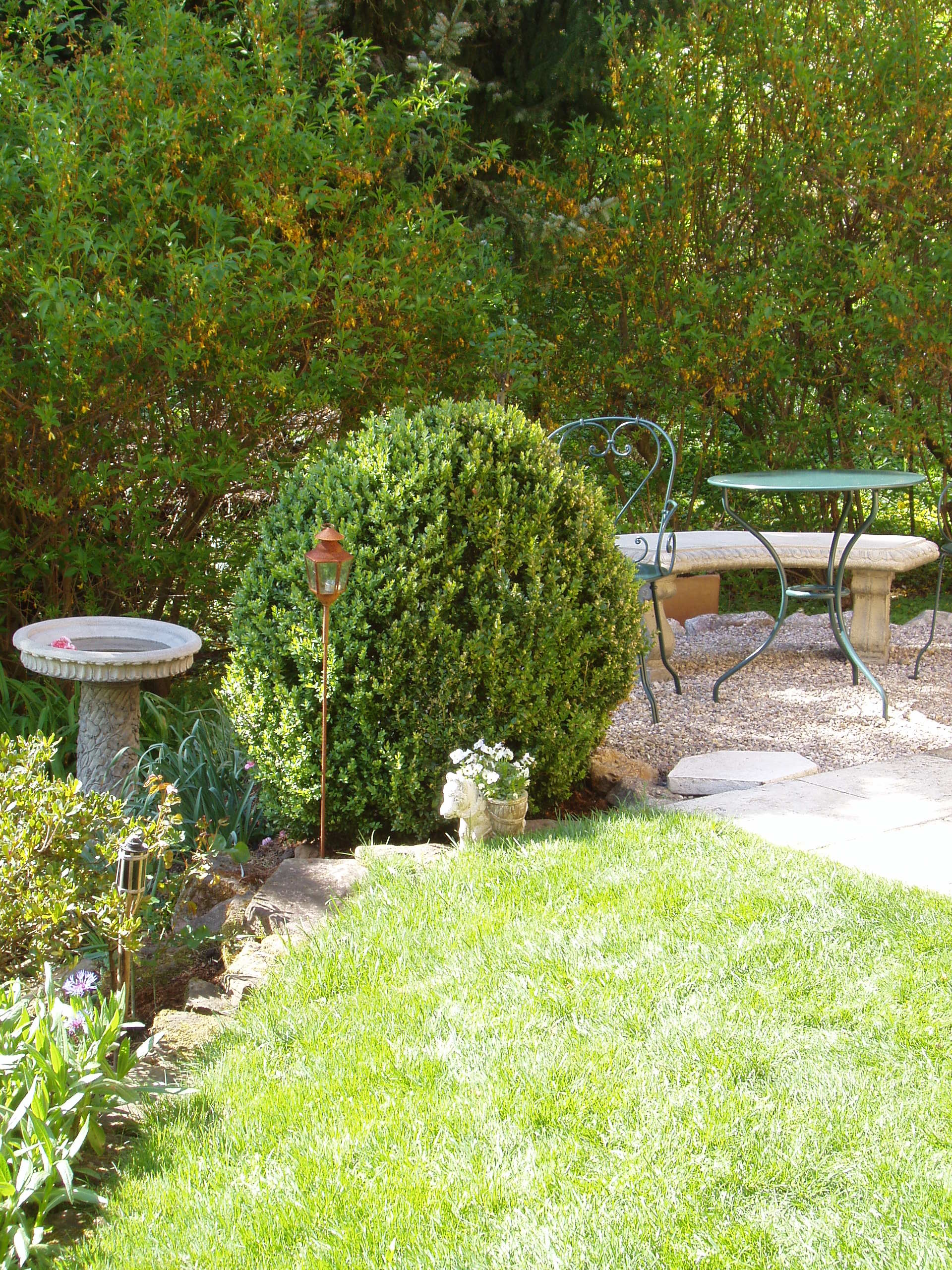 Sitzplatz im Garten- Vogeltränke