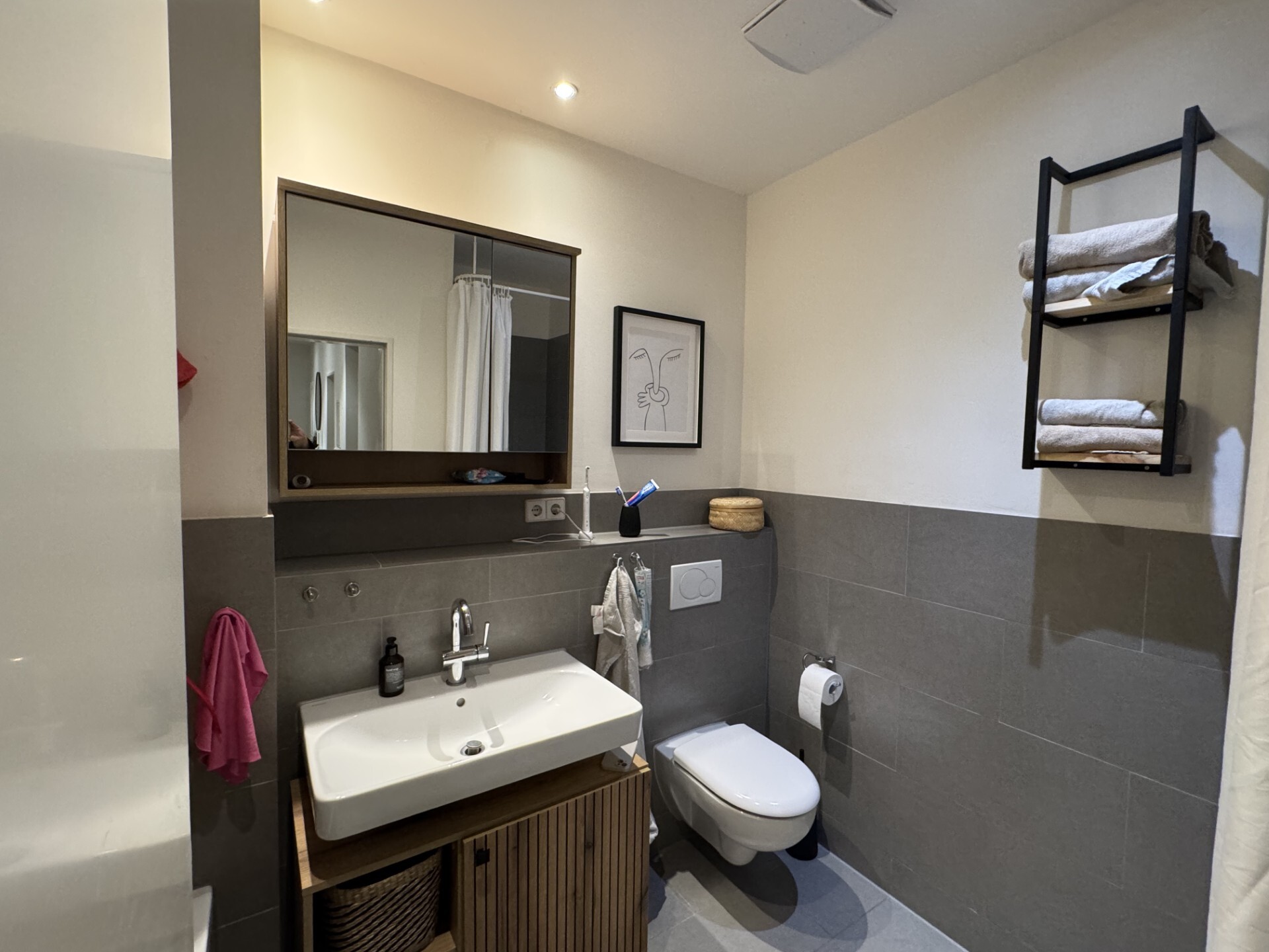 Badezimmer mit Dusche und Badewanne