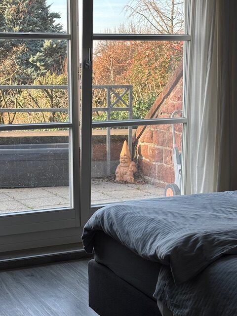 Schlafzimmer mit Zugang zur Terrasse