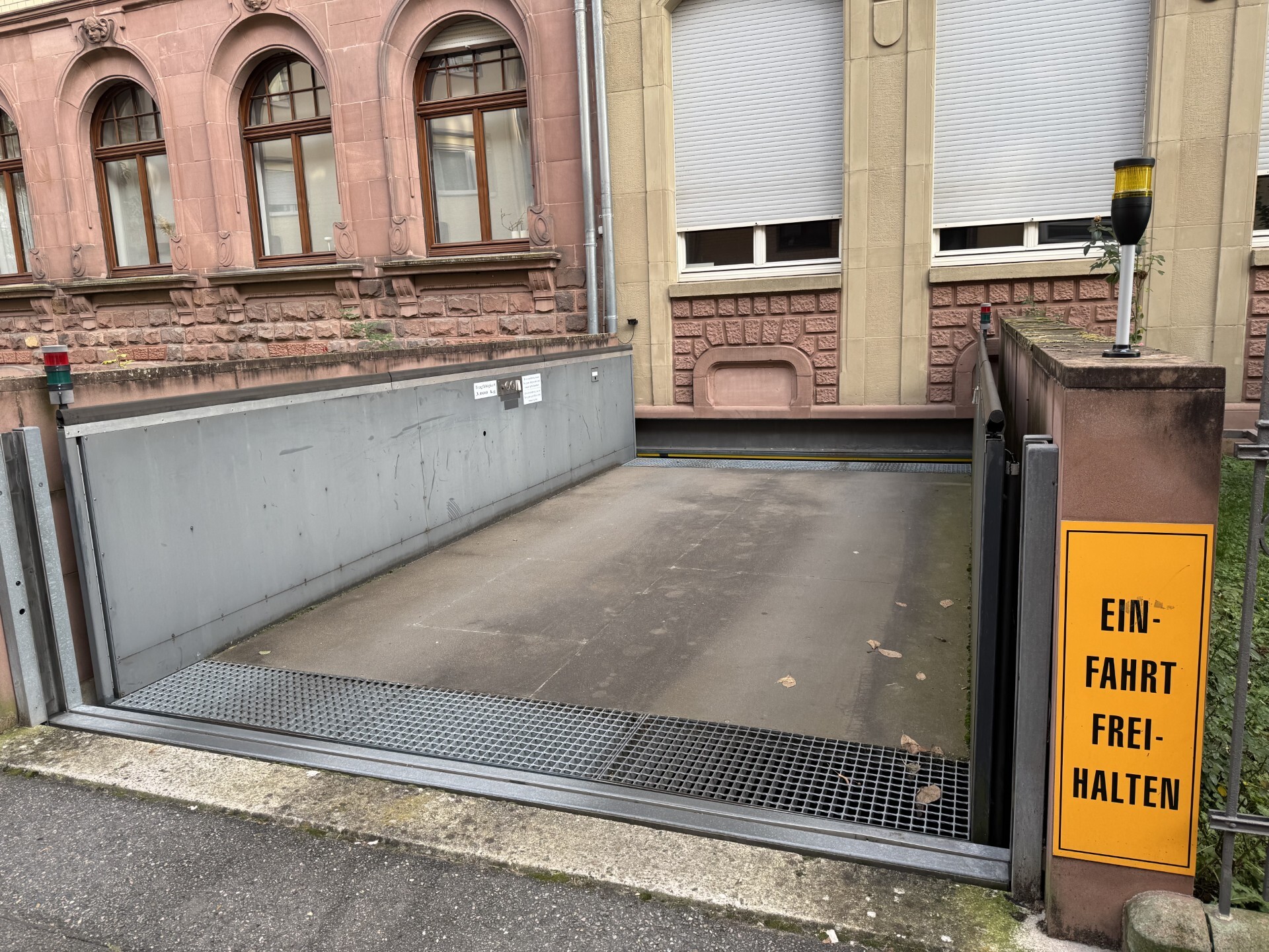 Tiefgarageneinfahrt