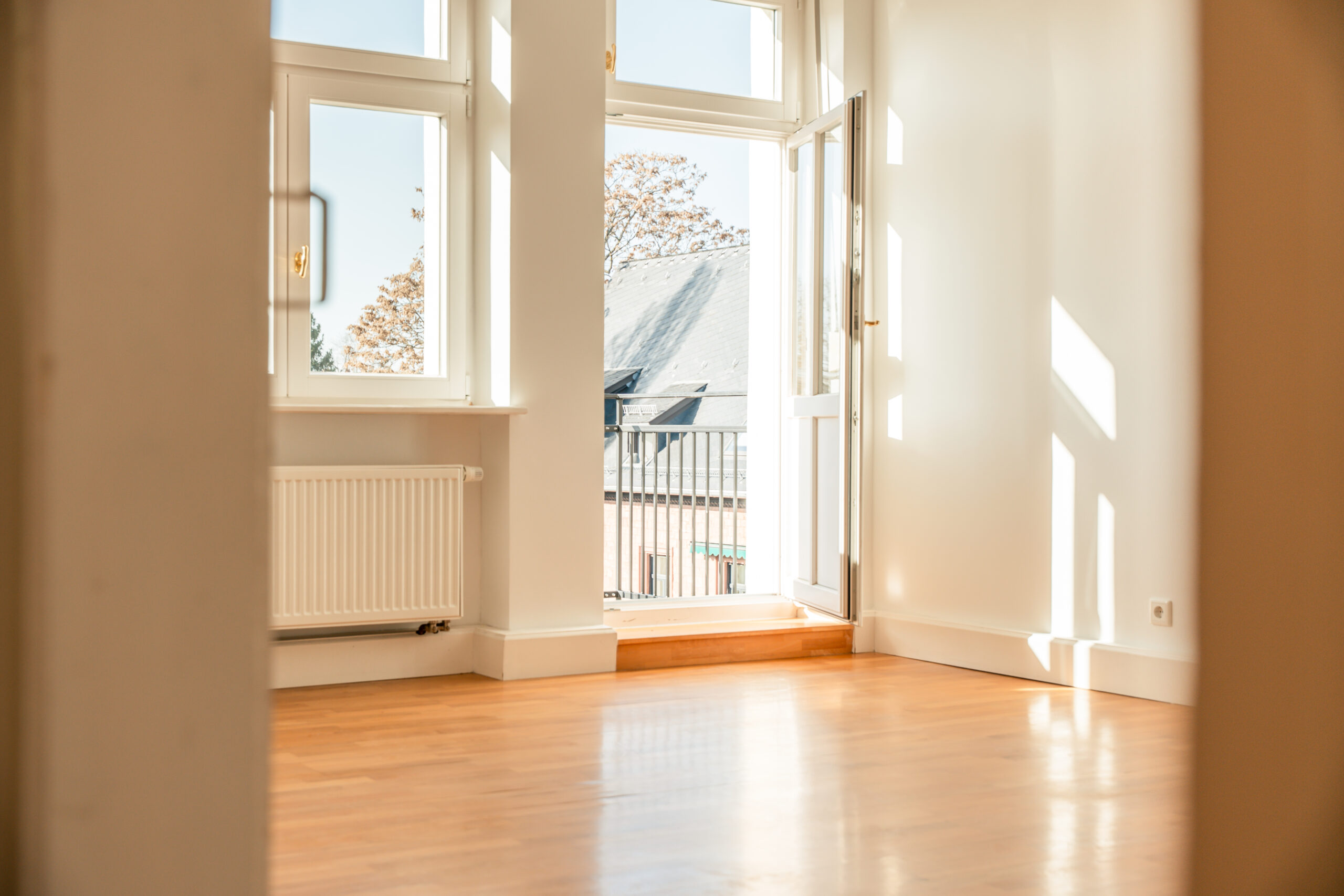 Kinder-/Arbeitszimmer mit Zugang auf den Balkon
