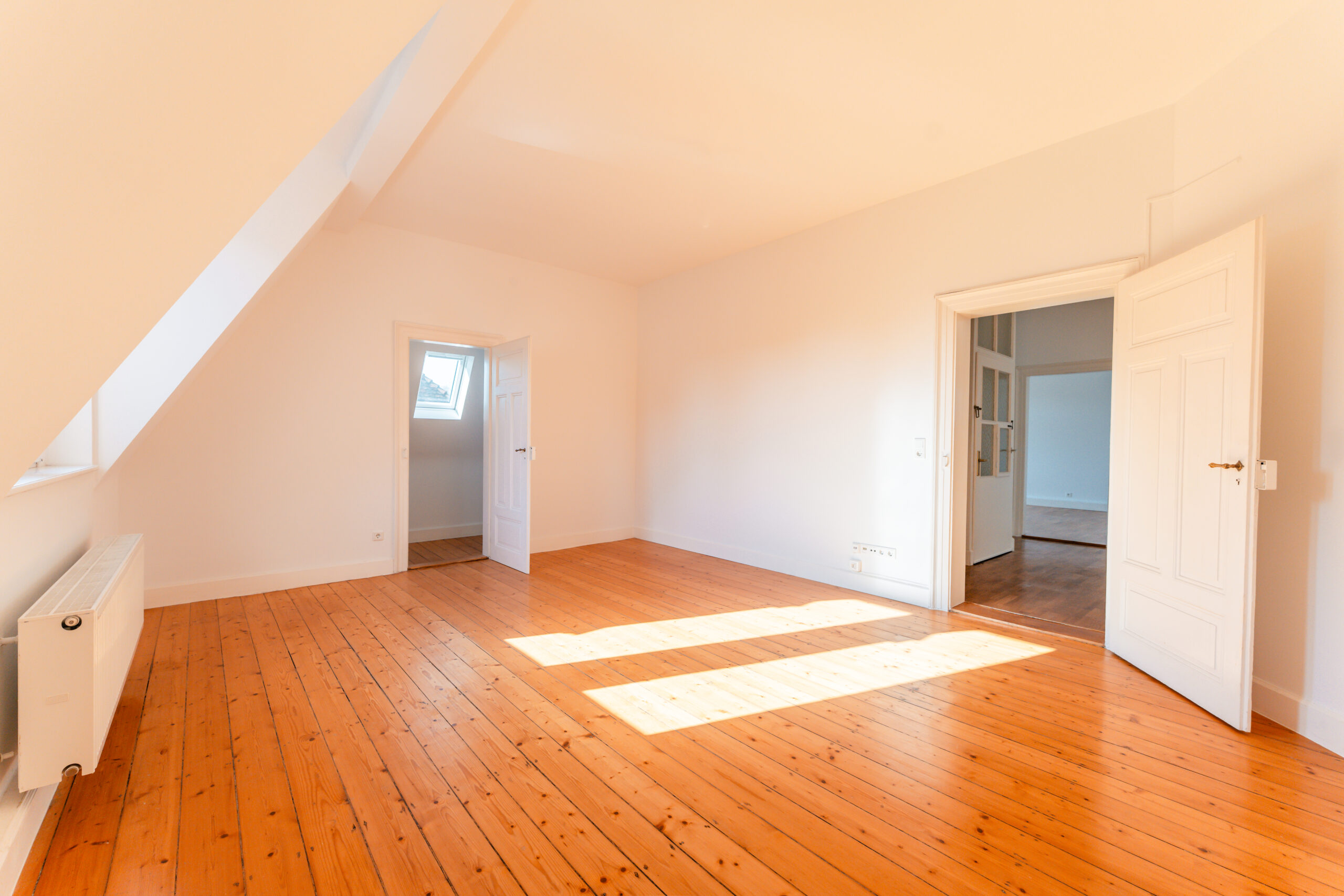 Schlafzimmer mit begehbarem Ankleideraum