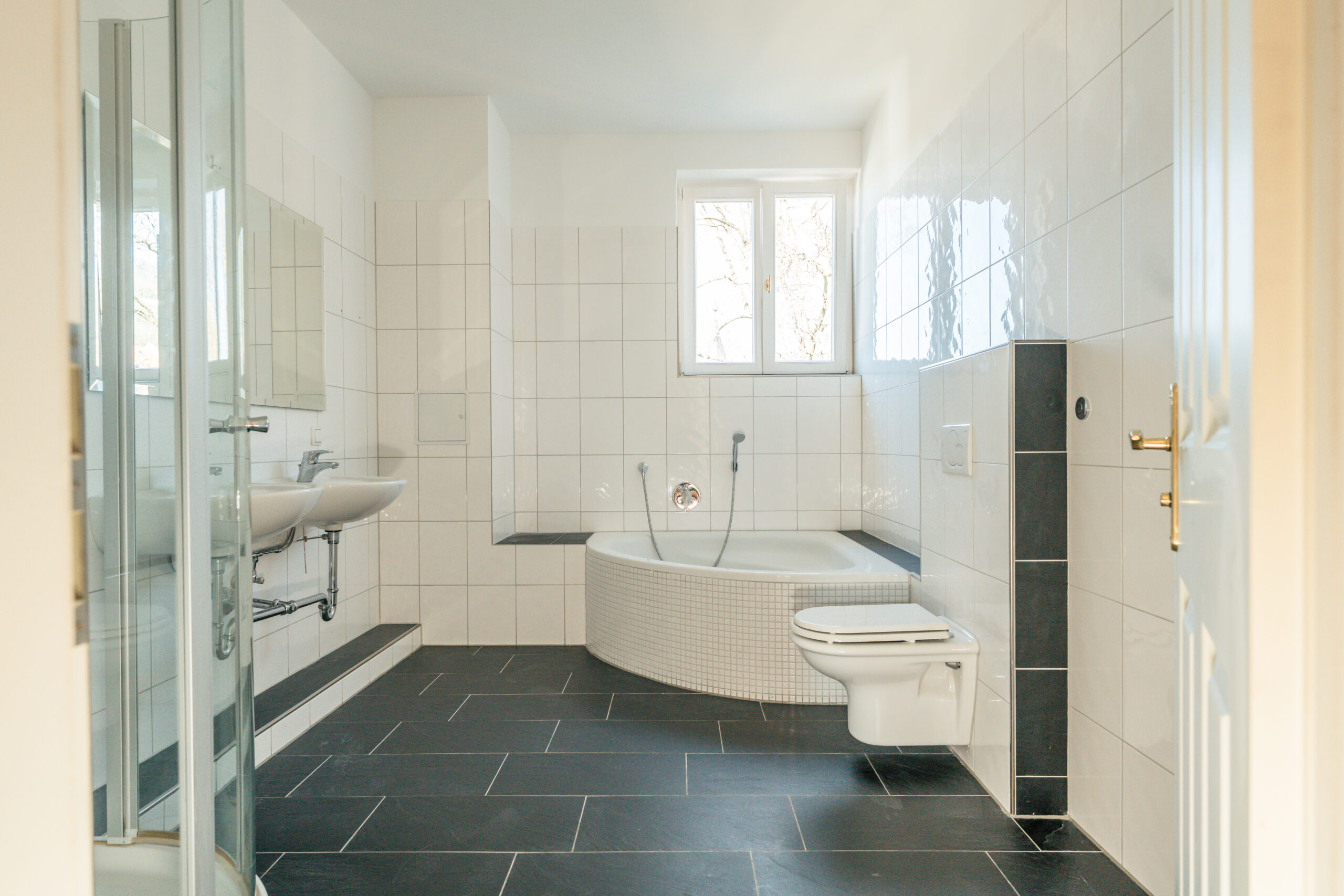 Bad mit Badewanne und separater Dusche