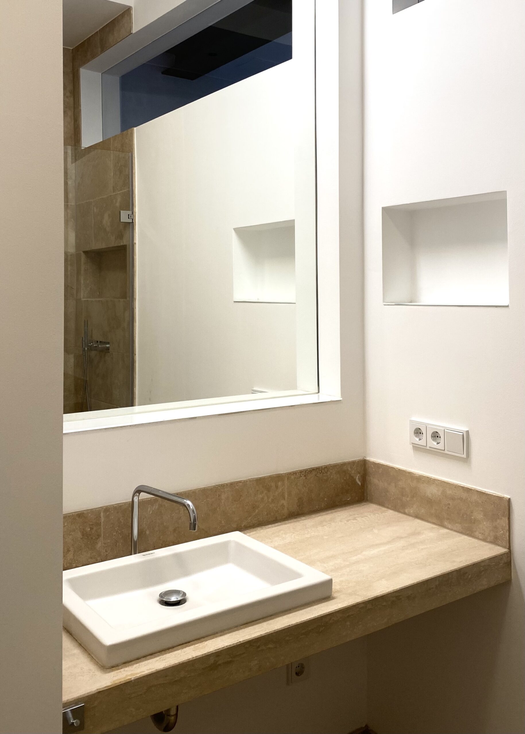 Bad mit Travertinfliesen