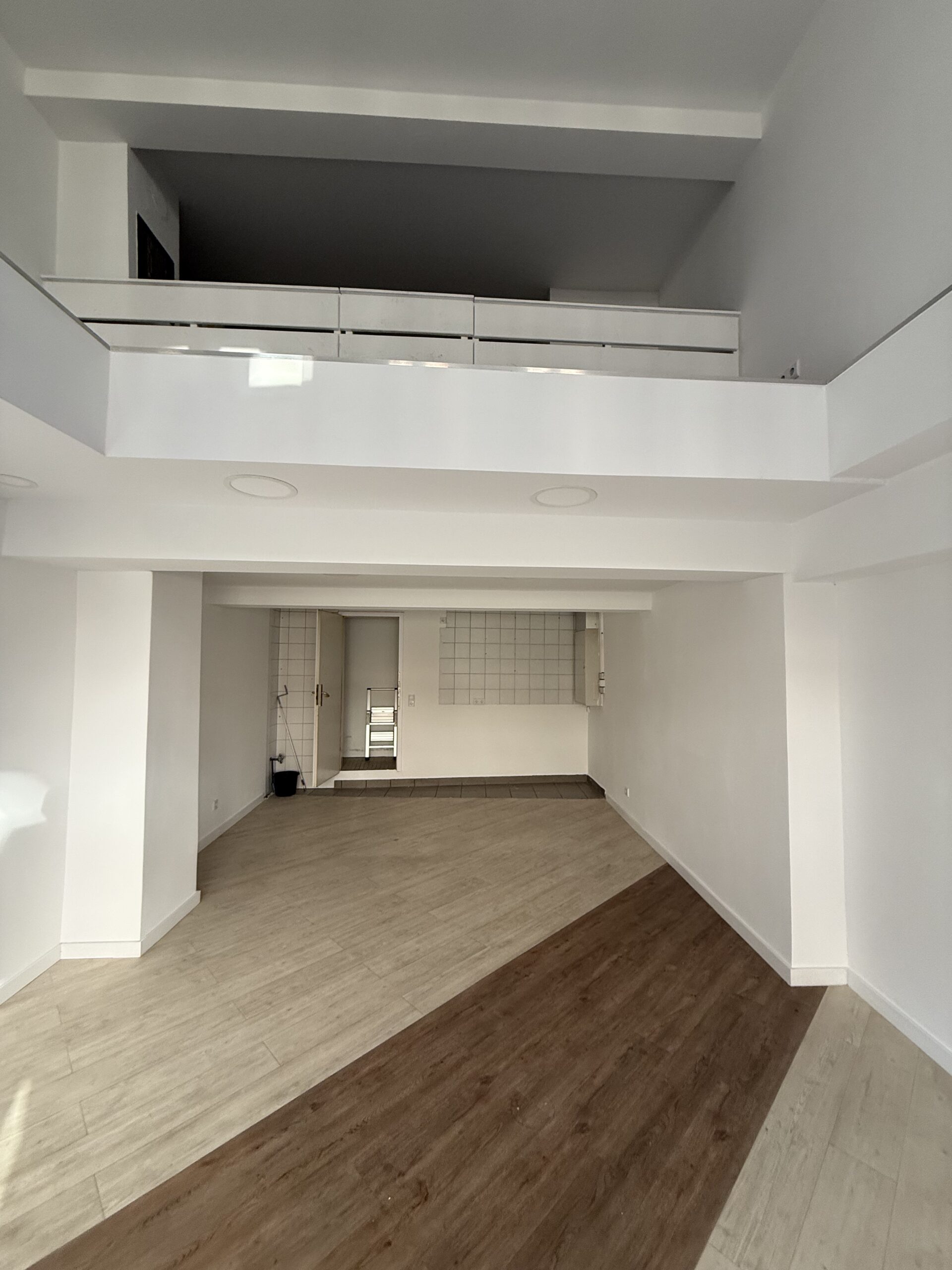 Gewerbeeinheit EG (links)