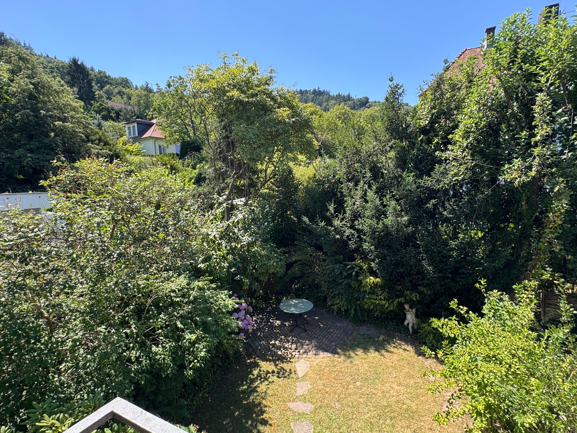 Balkon mit Blick in Garten