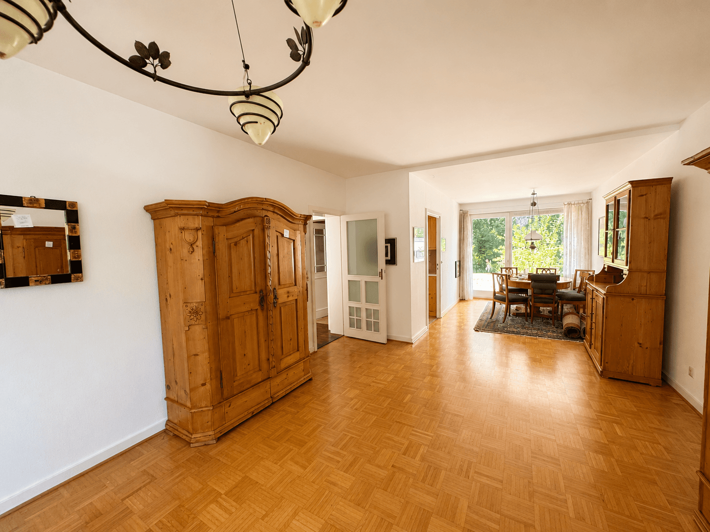 Gemütliches Wohnzimmer mit Essbereich 
