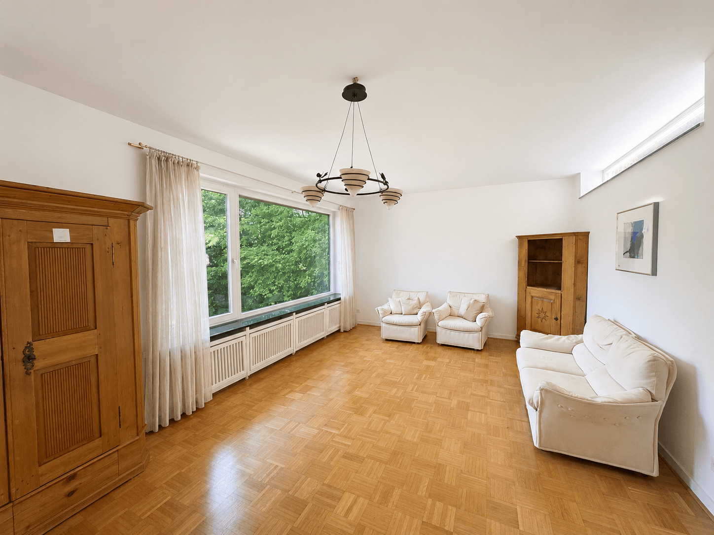 Wohnzimmer mit Blick ins Grüne