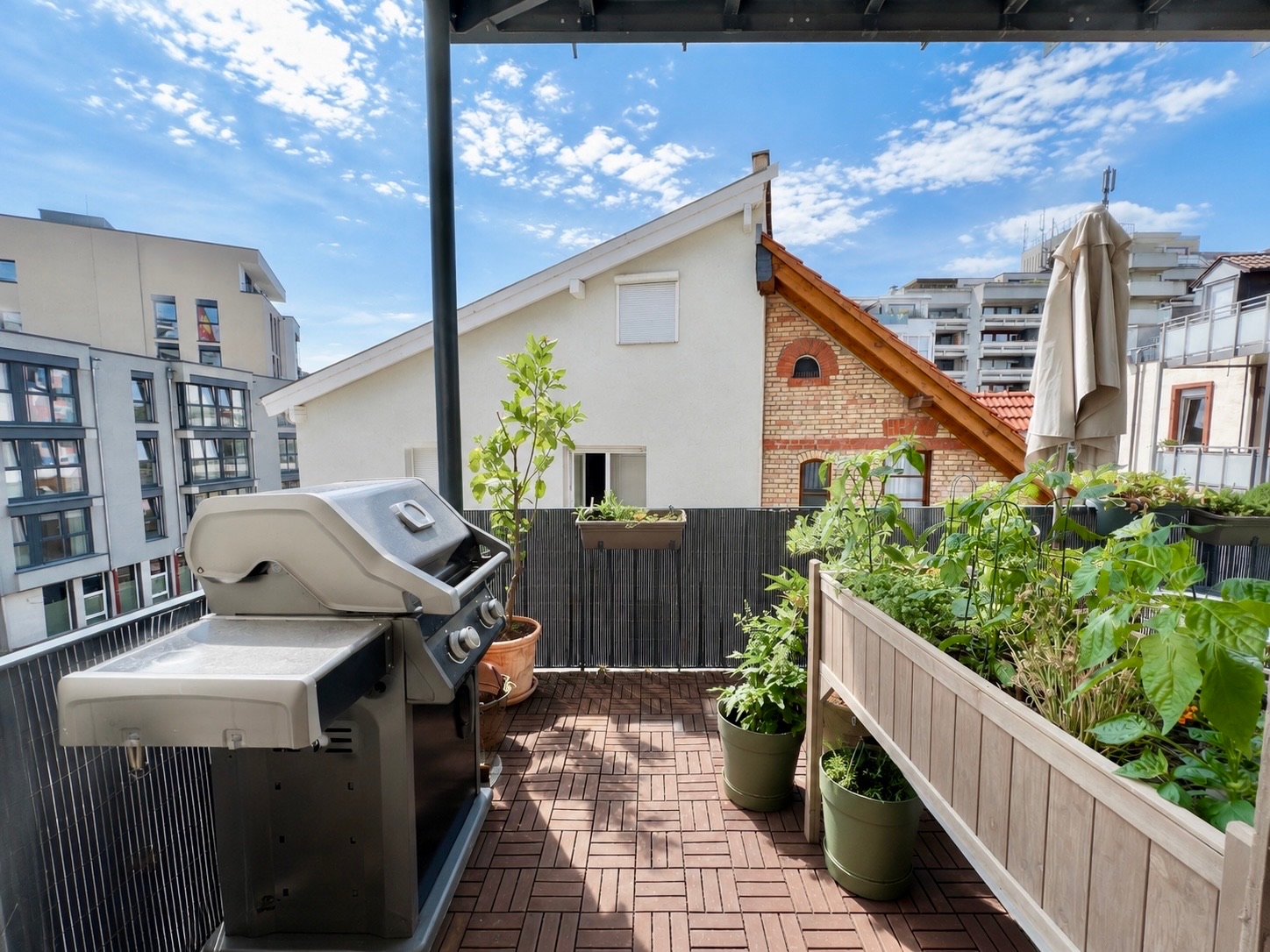 Sonniger Balkon mit Grillbereich
