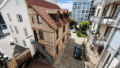Blick in den Innenhof mit Stellplatz
