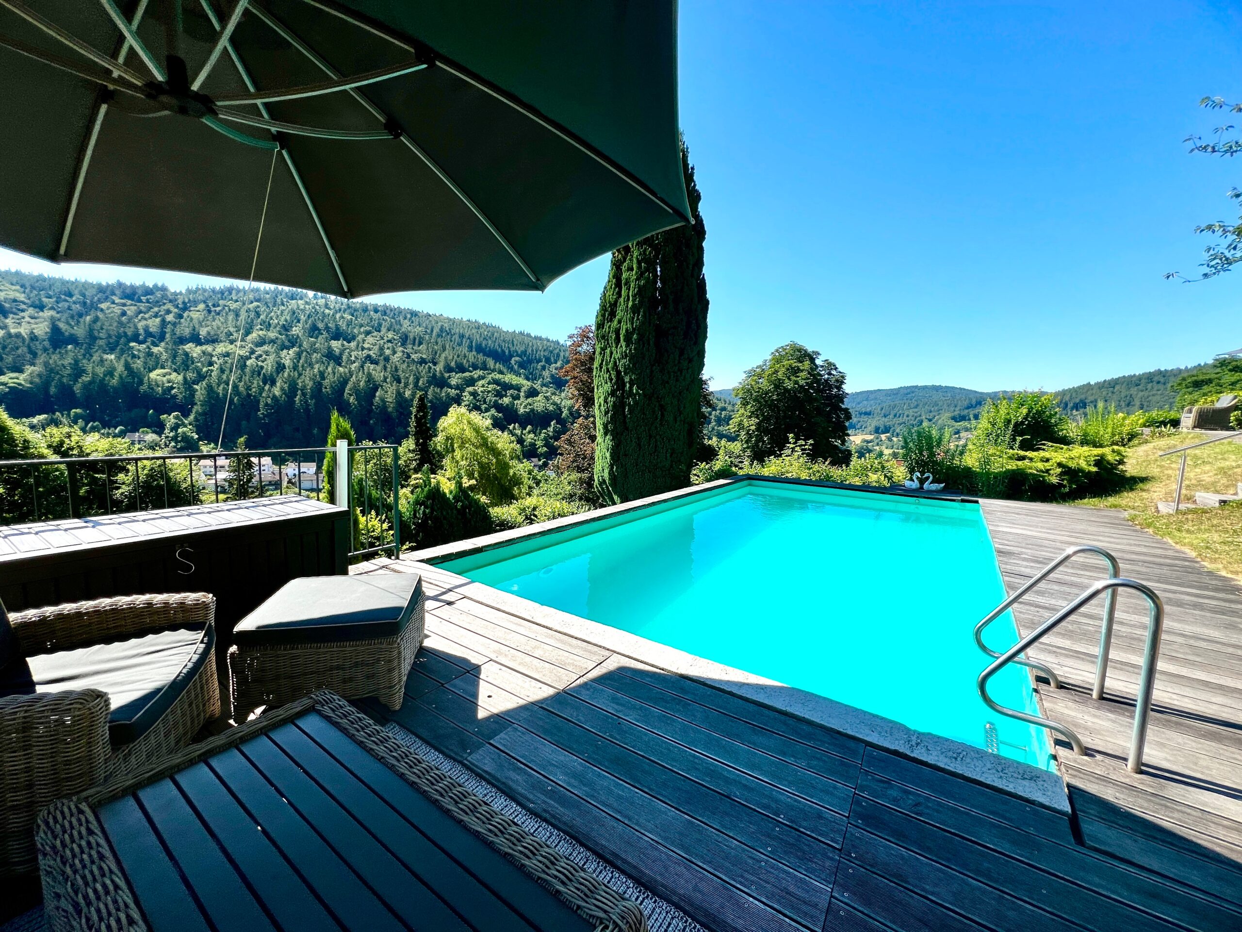 Pool mit Loungebereich