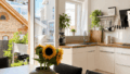 Helle Küche mit direktem Zugang zum Balkon