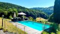 Poolbereich mit Sonnenterrasse