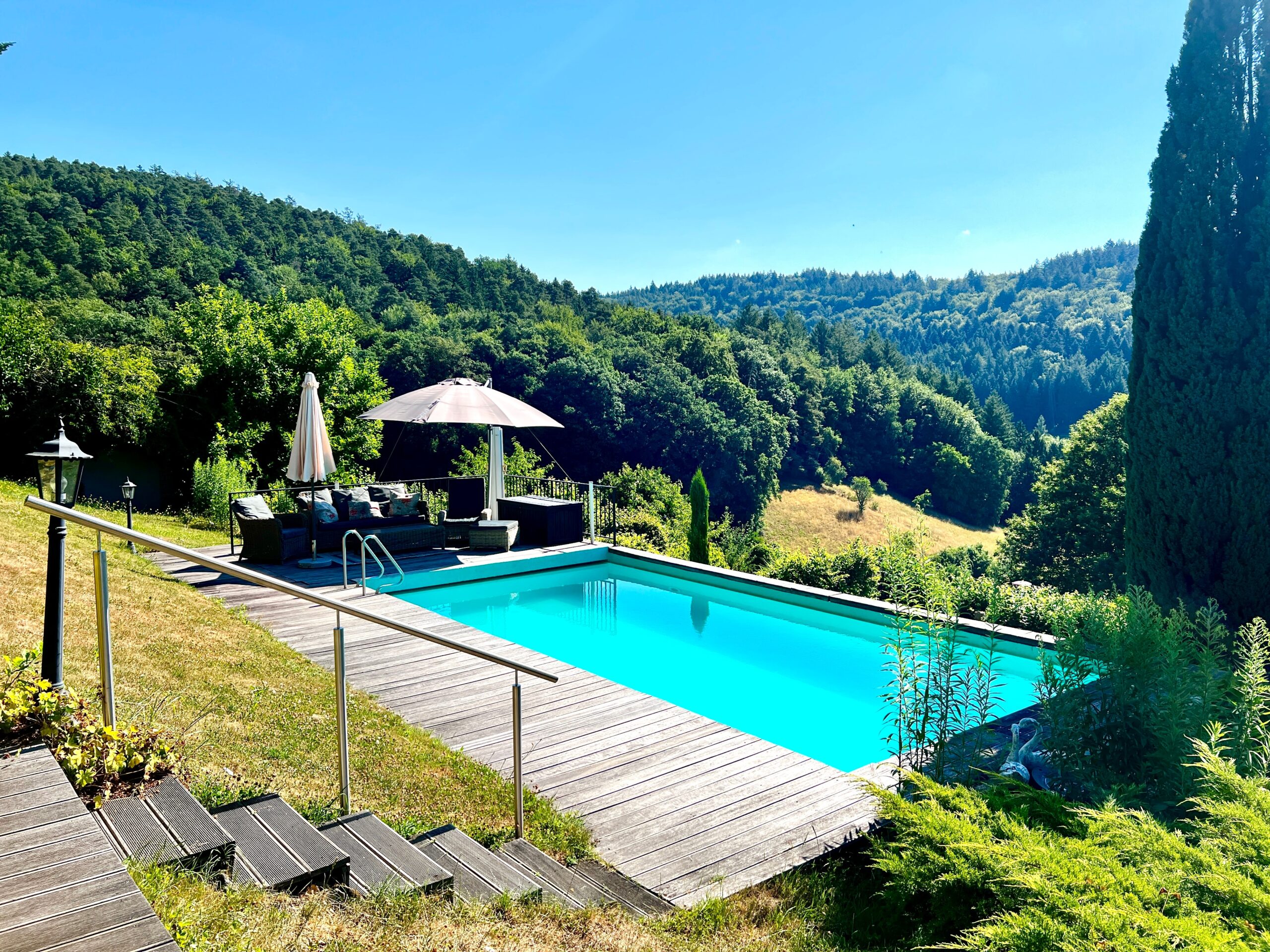 Poolbereich mit Sonnenterrasse