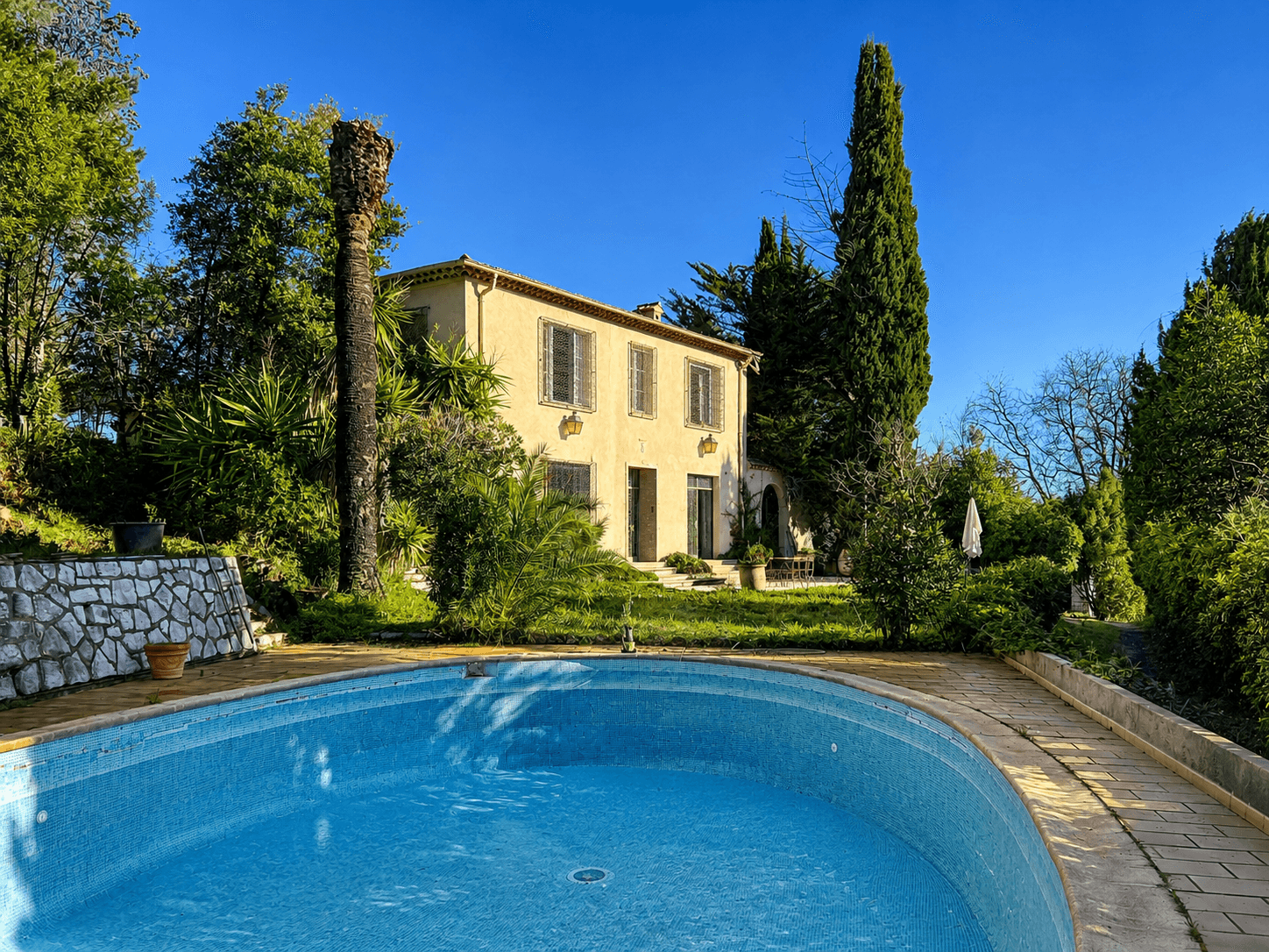 Poolblick aufs Anwesen 