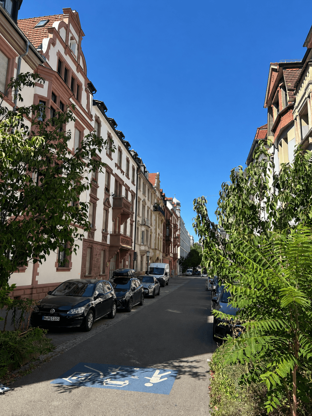 Historische Fassaden im Straßenbild