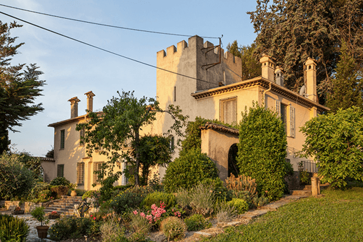 Seitenansicht des Hauses mit Blick in den Garten