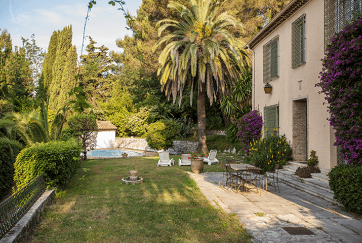 Garten mit Pool und altem Baumbestand