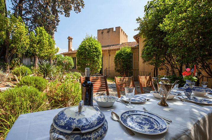Mediterrane Tafel im Garten