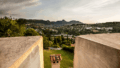 Blick über Garten und Landschaft von der Terrasse