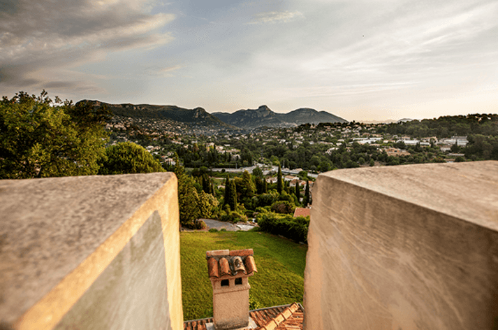 Blick über Garten und Landschaft von der Terrasse