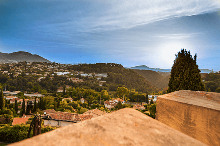 Panoramablick über die umliegende Landschaft