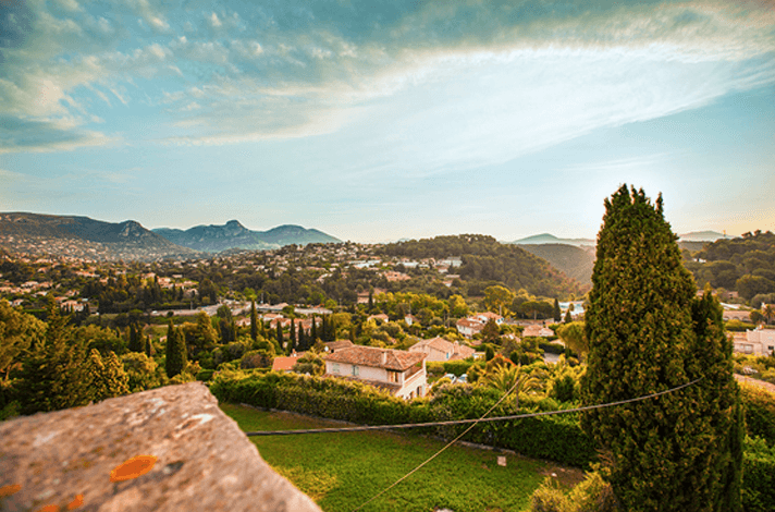 Weitblick über die mediterrane Landschaft
