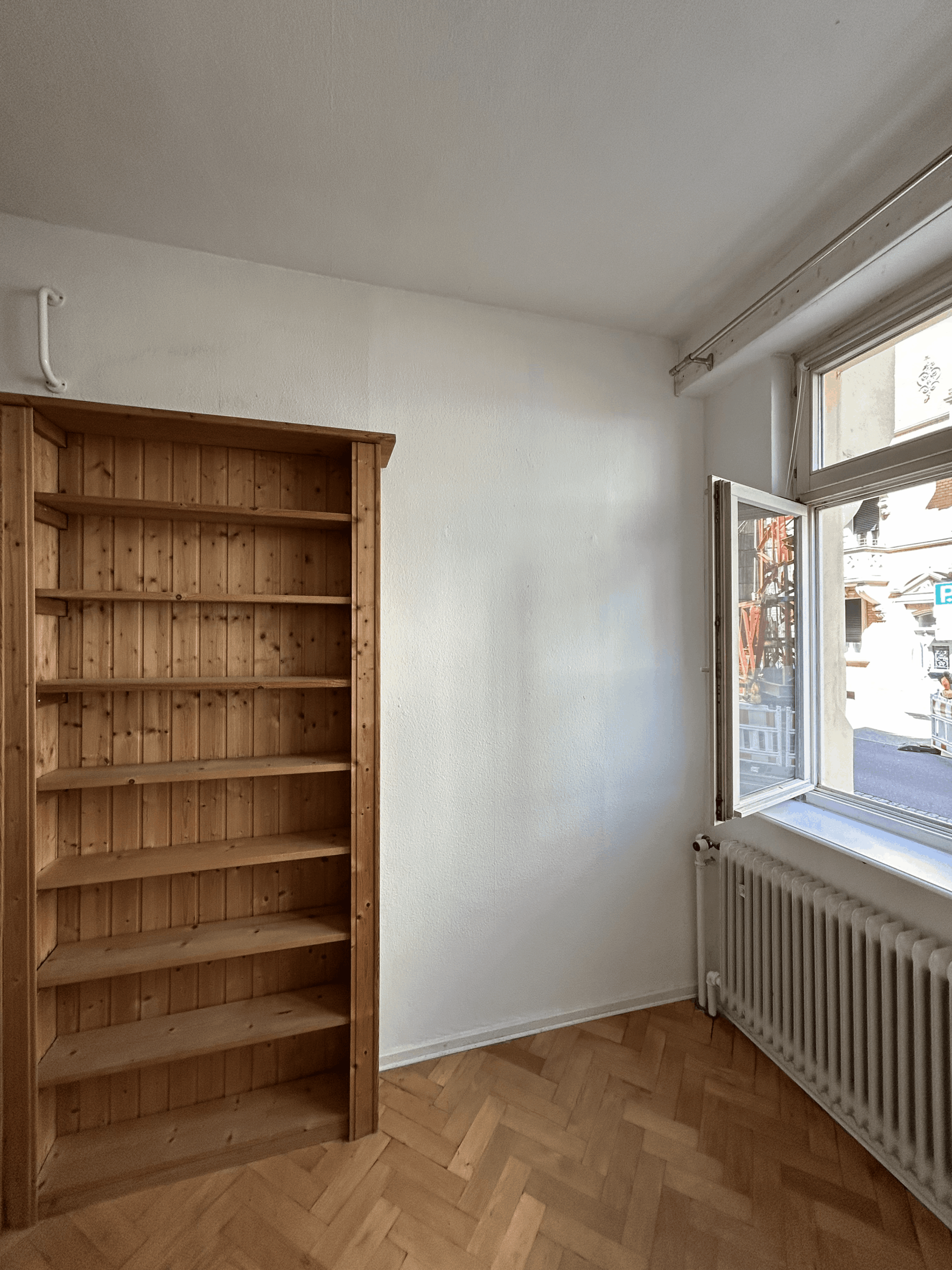 Wohnbereich mit Ausblick Auf Jugendstilfassade