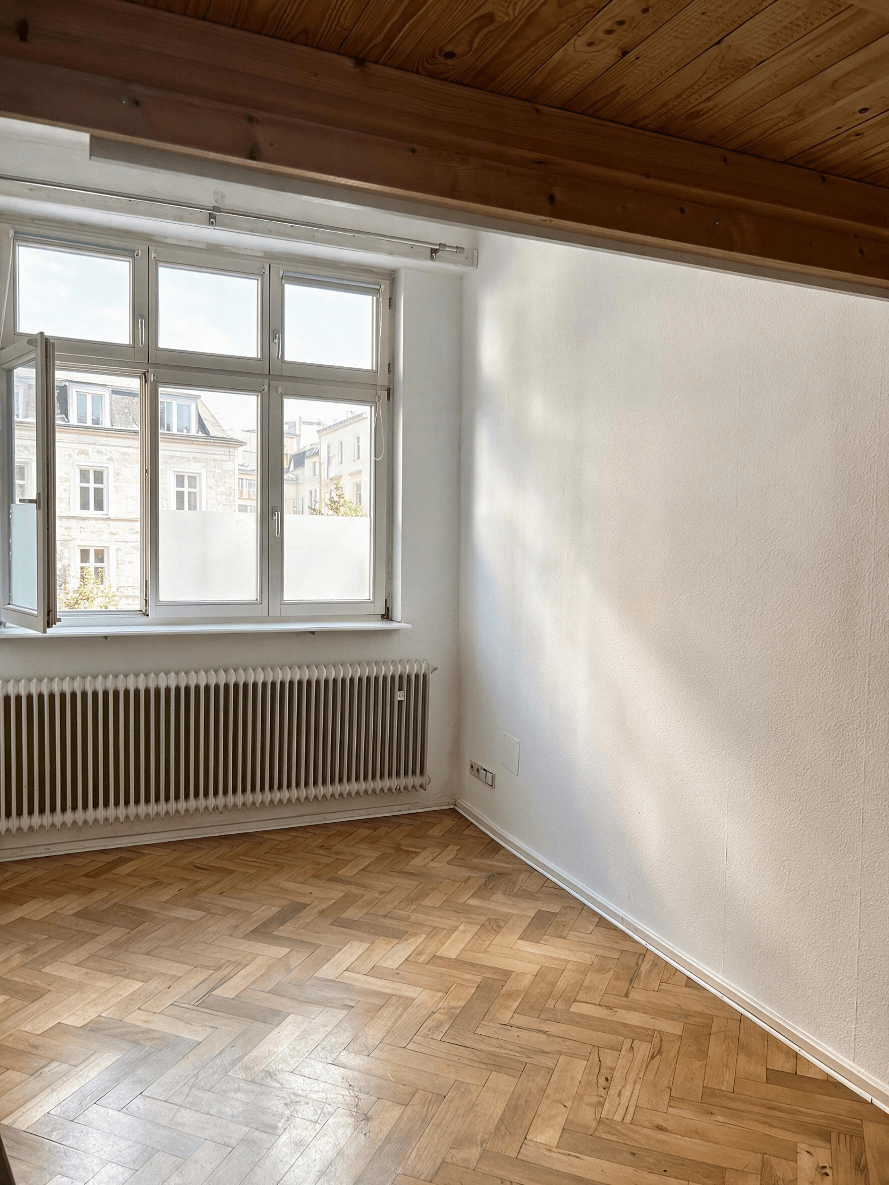 Heller Wohnbereich mit charakteristischem Parkett