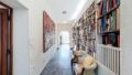 Flur mit kleiner Bibliothek