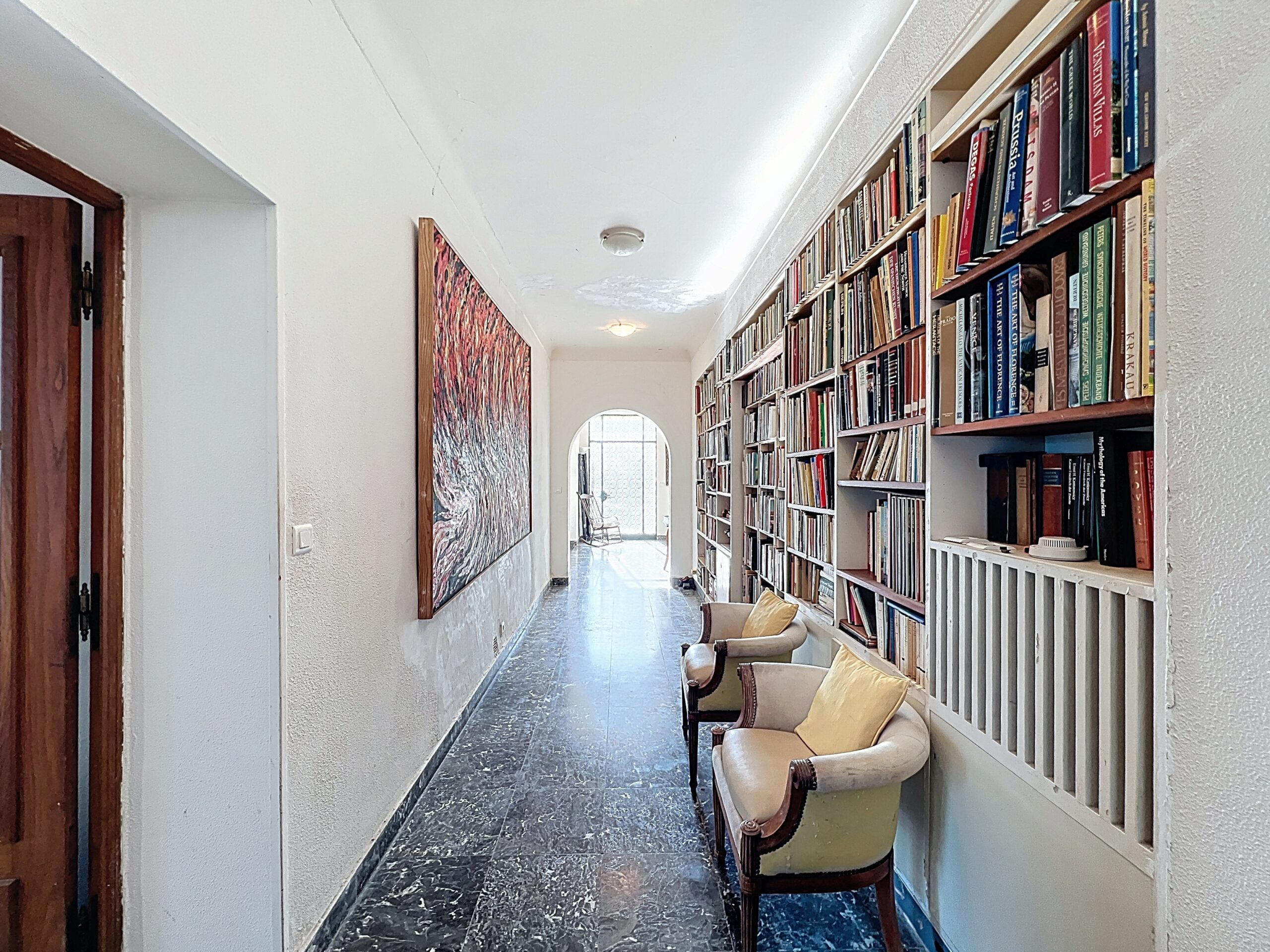 Flur mit kleiner Bibliothek