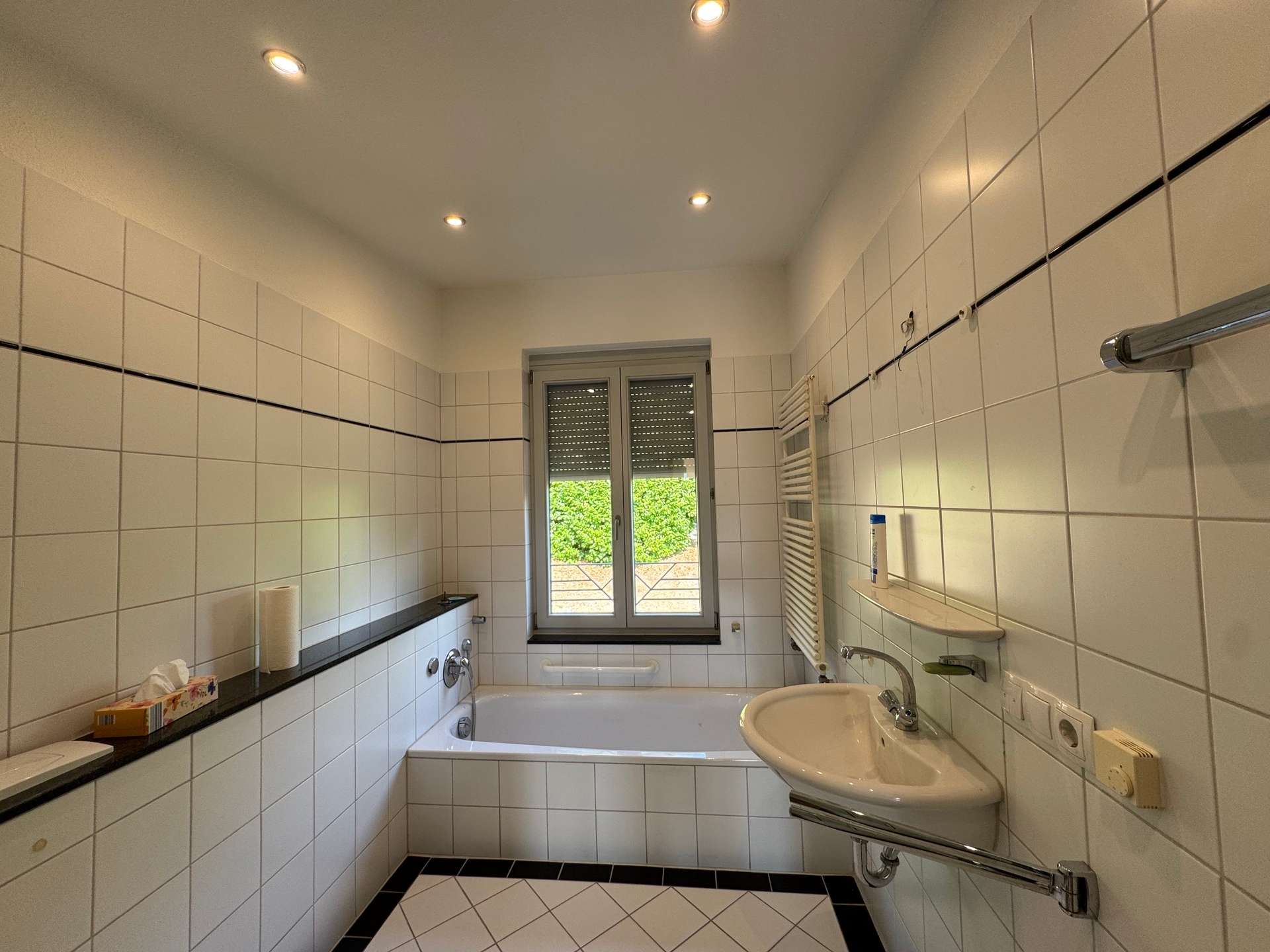 Bad 1 mit Badewanne