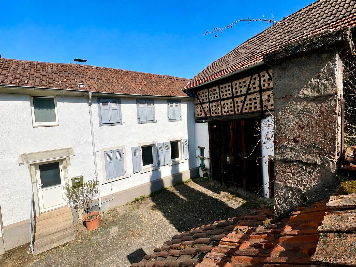 Haus und Scheune