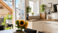 Helle Küche mit direktem Zugang zum Balkon