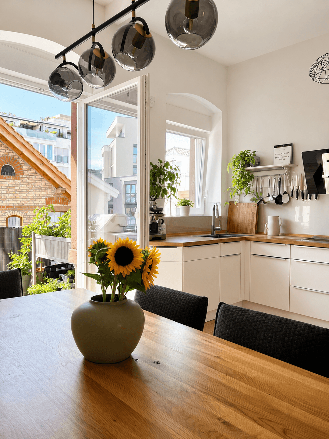 Helle Küche mit direktem Zugang zum Balkon