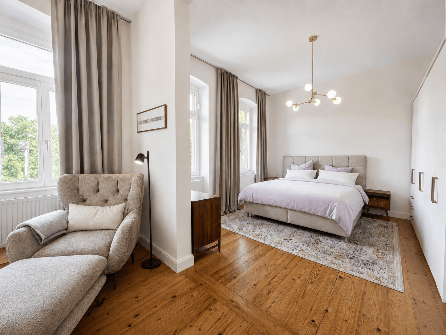 Schlafzimmer mit viel Stauraum und gemütlicher Leseecke