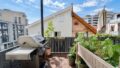 Sonniger Balkon mit Grillbereich