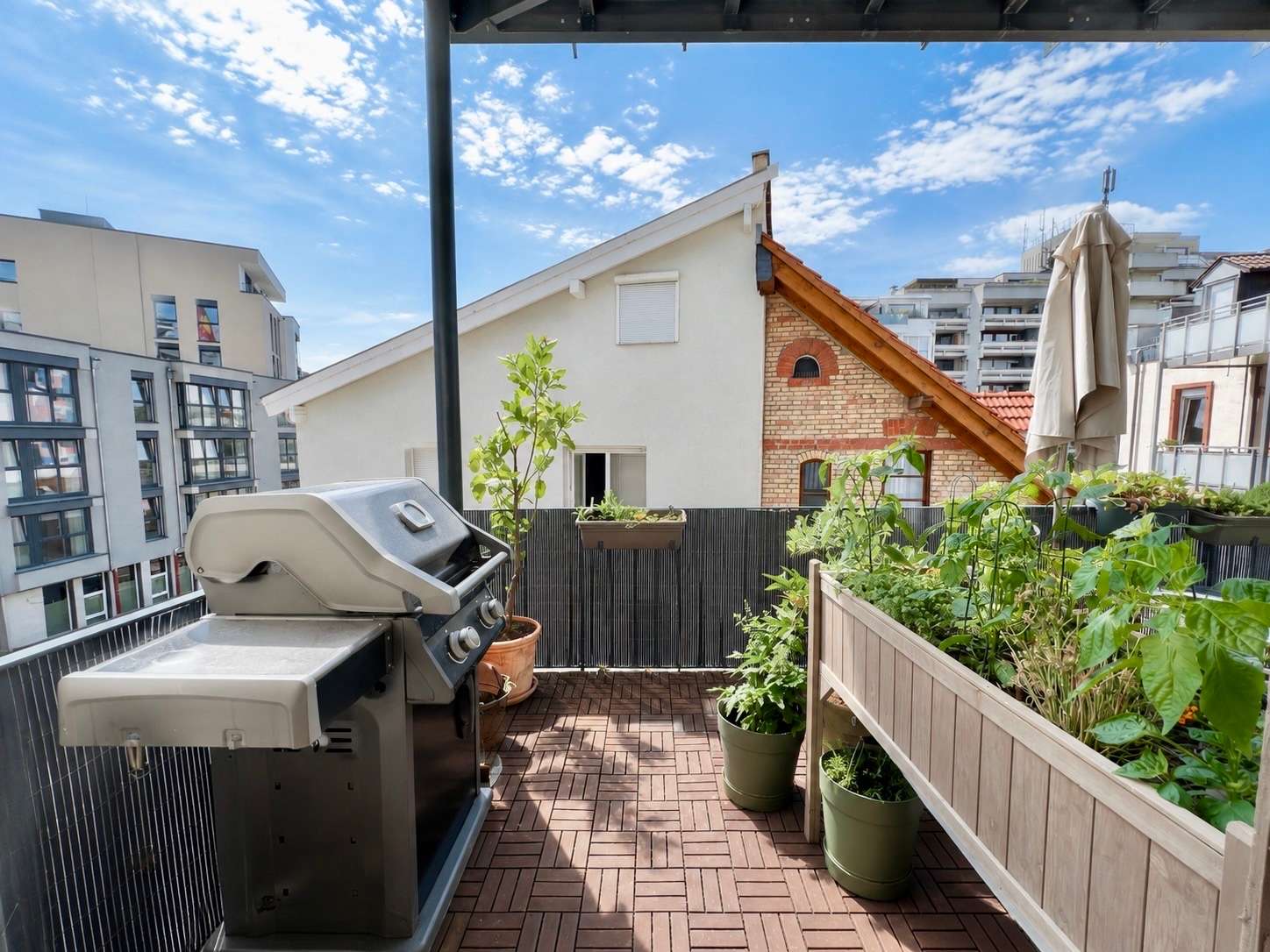 Sonniger Balkon mit Grillbereich