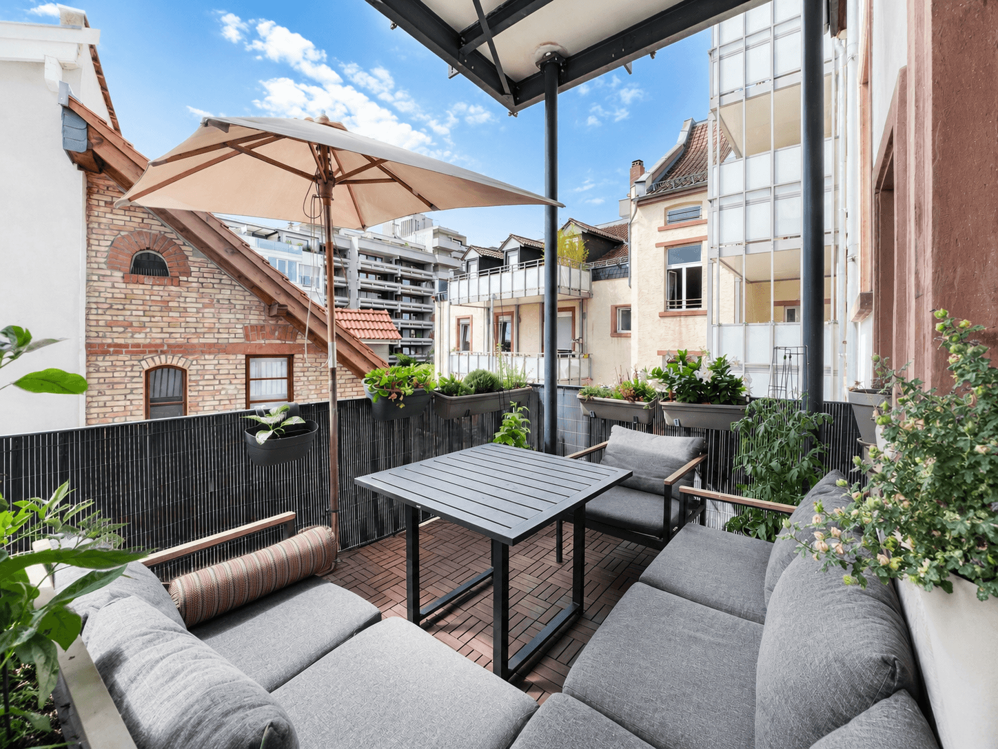 Großzügiger Balkon mit Platz zum Genießen