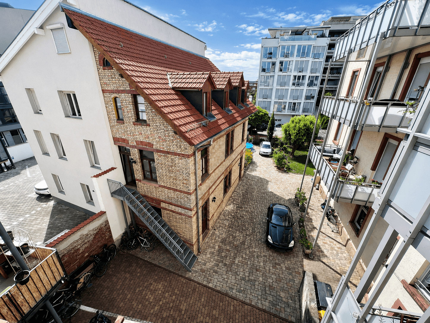 Blick in den Innenhof mit Stellplatz