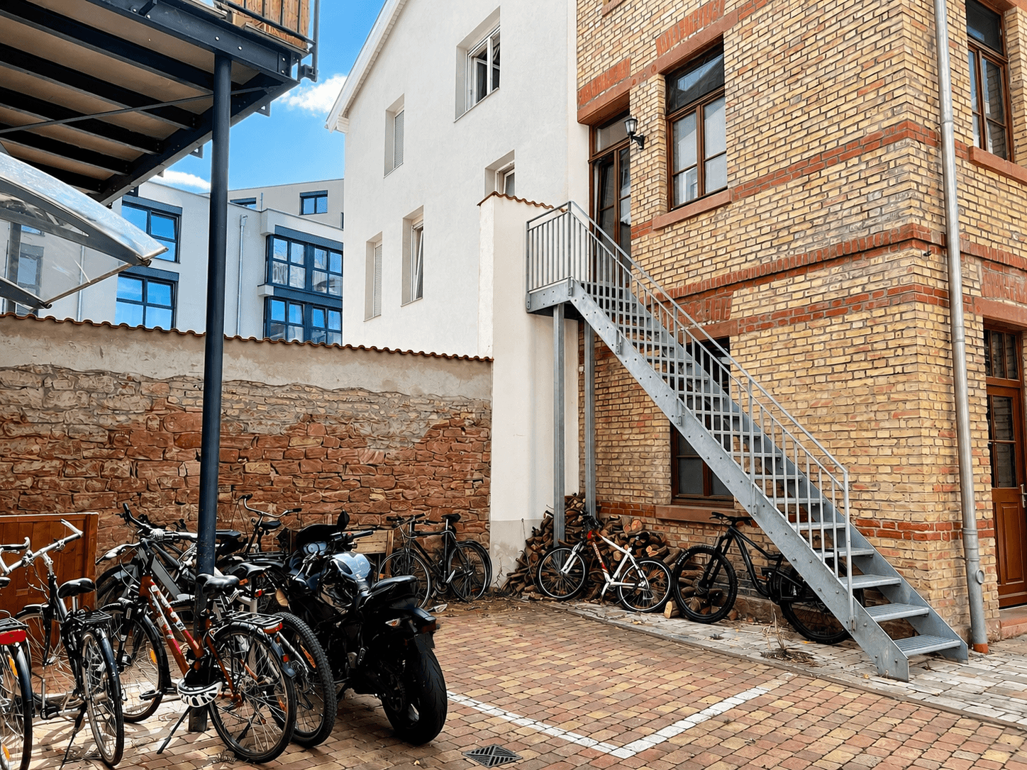 Fahrrad- und PKW-Stellplatz