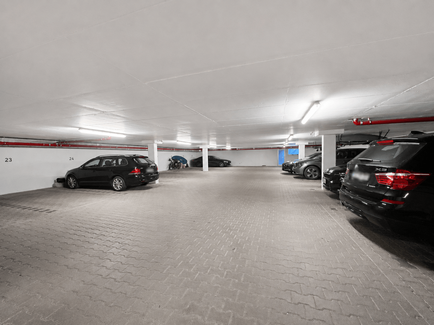 Tiefgarage mit 2 Stellplätzen zur Verfügung