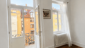 Wohnzimmer mit Zugang zum Balkon