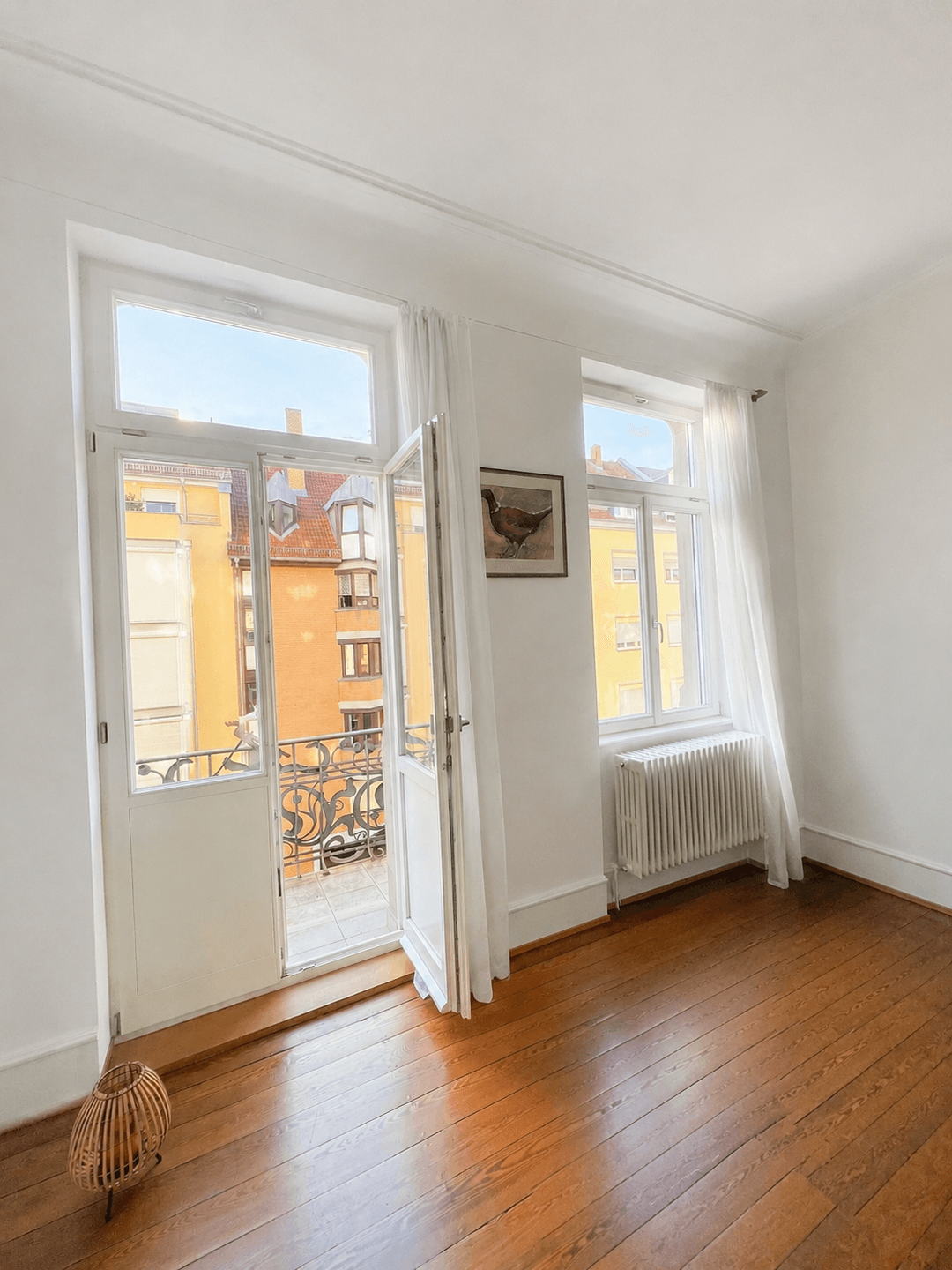 Wohnzimmer mit Zugang zum Balkon