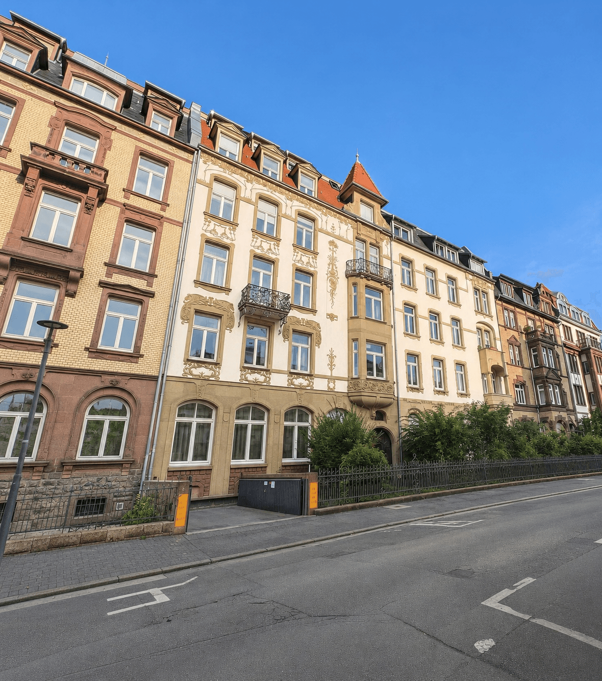 Hausansicht mit Tiefgarage und PKW-Aufzug