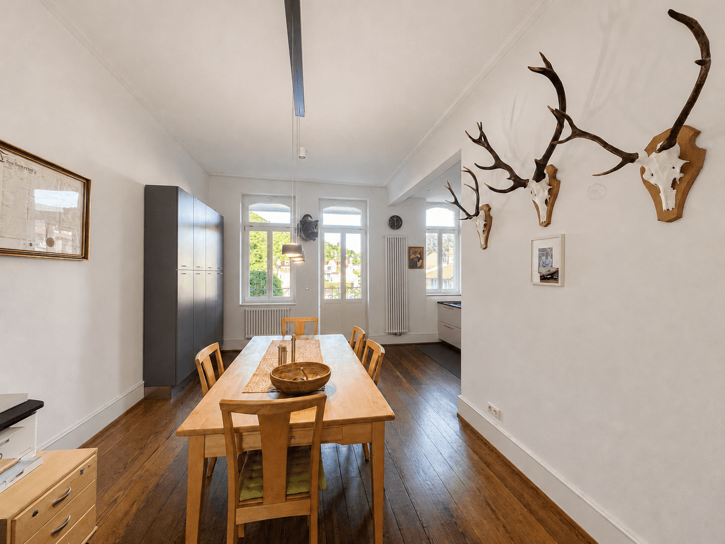 Essbereich mit Zugang zum Balkon