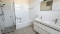 Großes Badezimmer mit Dusche und Badewanne