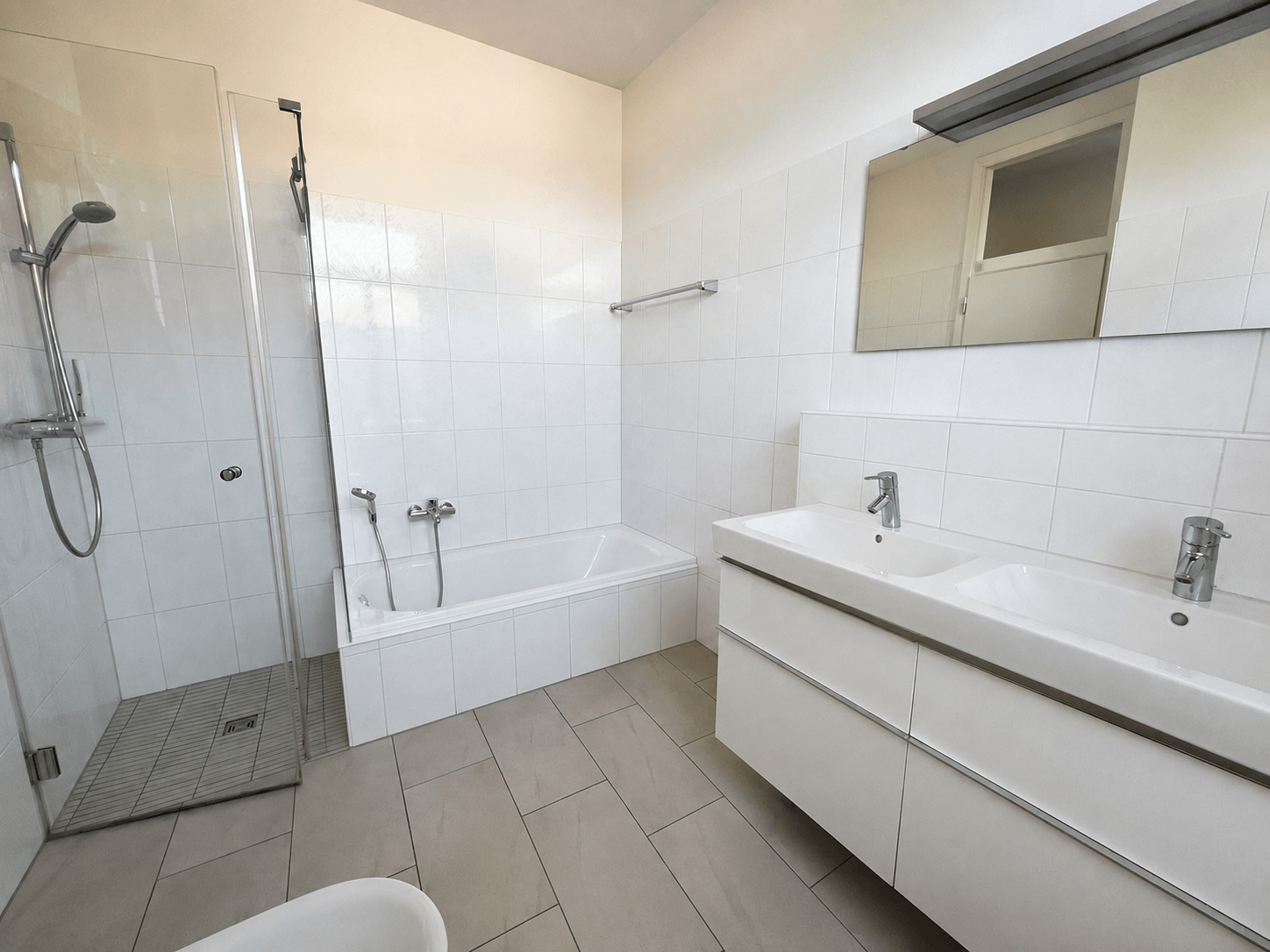 Großes Badezimmer mit Dusche und Badewanne